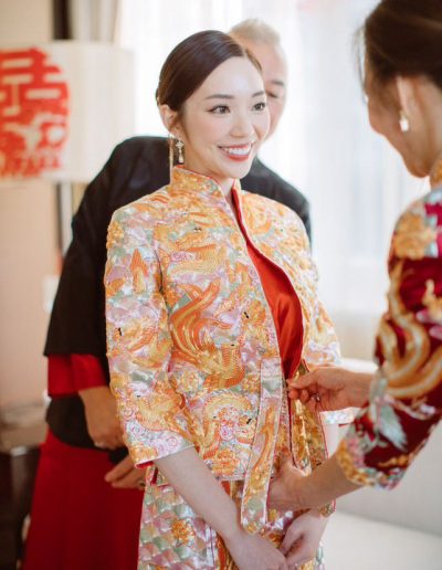 新娘會穿上裙褂向長輩進行敬茶、出門、入門儀式
